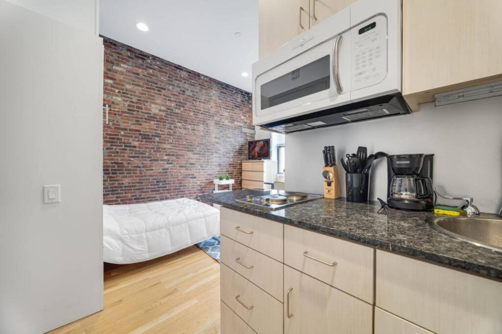Simple Furnished Studio In The Heart Of Бостон Экстерьер фото