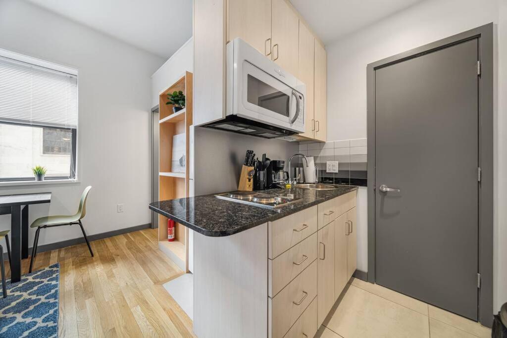 Simple Furnished Studio In The Heart Of Бостон Экстерьер фото
